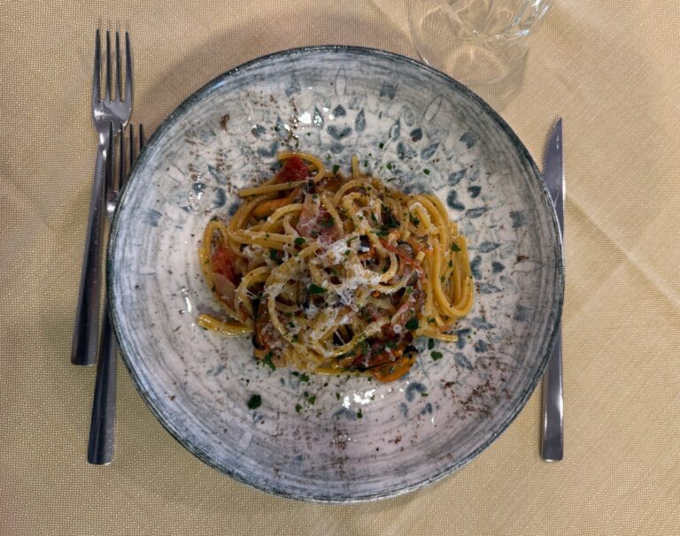 Fuori Menù di marzo alla Trattoria Don Abbondio: Spaghetti con guanciale, cozze e pecorino